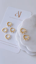 Load image into Gallery viewer, Perlitas mini hoops
